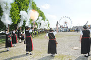 Böllerschützen zum Auftakt (©Foto. Ingrid Grossmann)